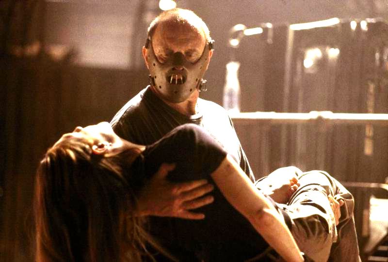 cena do filme Hannibal mostra homem com máscara carregando mulher no colo