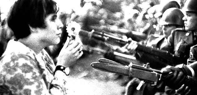Retrato de mulher nos anos 60 segurando uma flor diante dos militares.