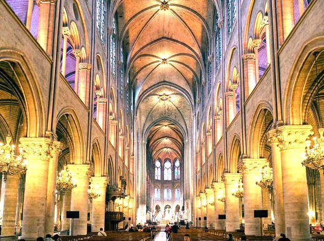 Interior da Catedral de Notre Dame.