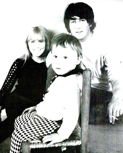 John, Cynthia e Julian.