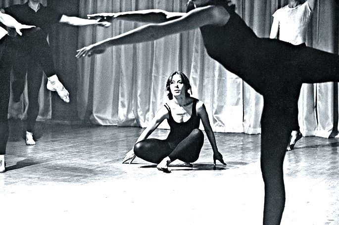 integrantes de grupo de dança realizam performance. foto em preto e branco
