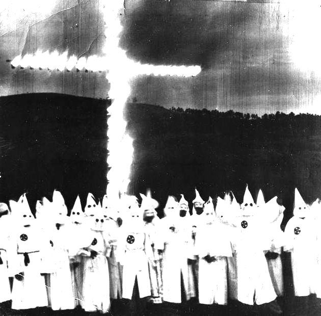 Fotografia da Klan queimando uma cruz