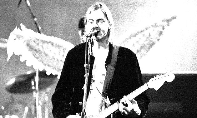 Fotografia de Kurt Cobain durante um concerto de Nirvana.