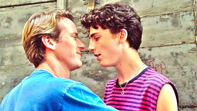 Elio e Oliver prestes a se beijar na rua.