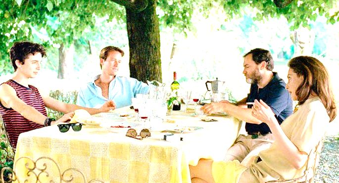 Oliver e Elio na mesa com a família.
