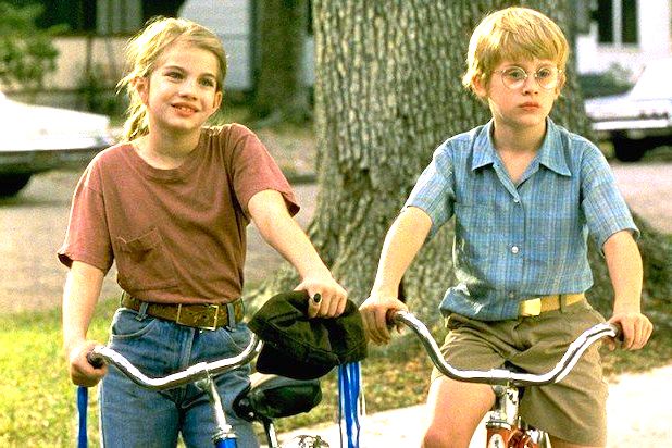 Cena de filme Meu primeiro amor mostra menino e menina de bicicleta