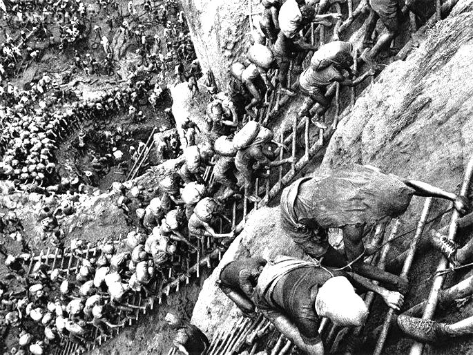 fotografia tirada por Sebastião Salgado da extração mineradora na serra pelada