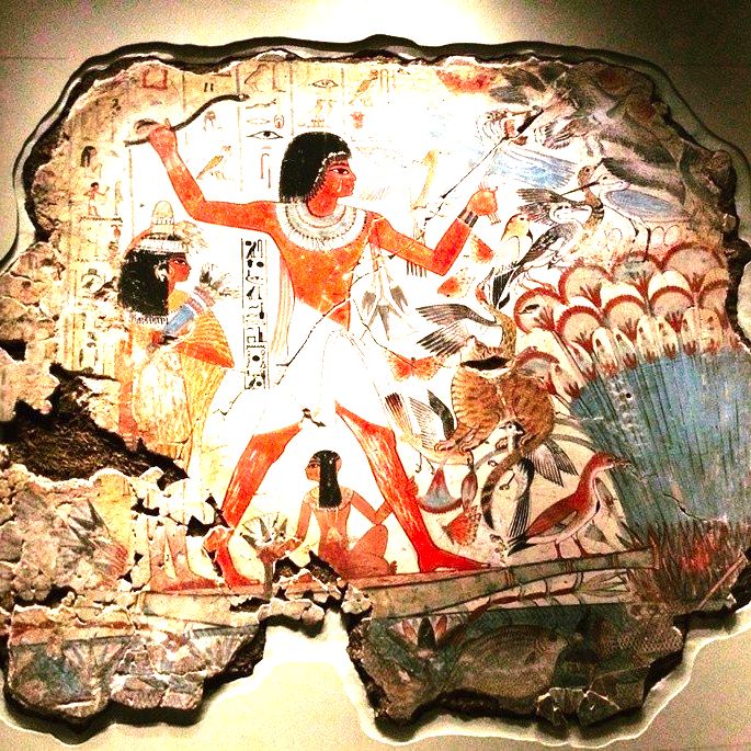 arte egípcia exibindo figura de homem de perfil em meio a animais