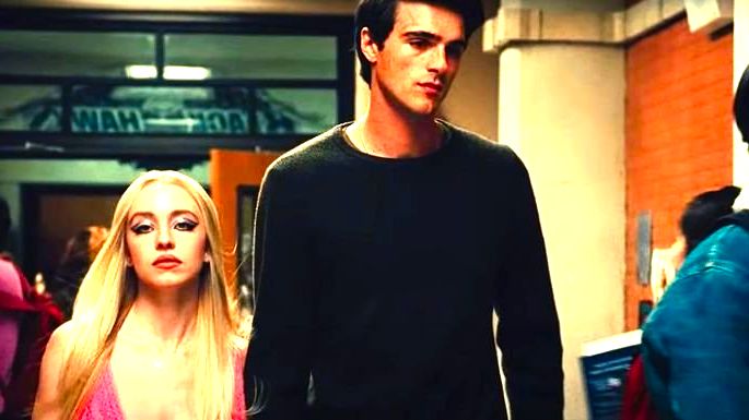 Nate e Cassie andando no corredor da escola.