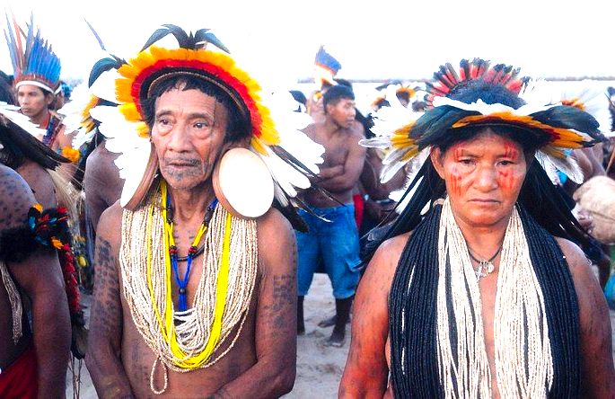Nativos da etnia Rikbaksta.