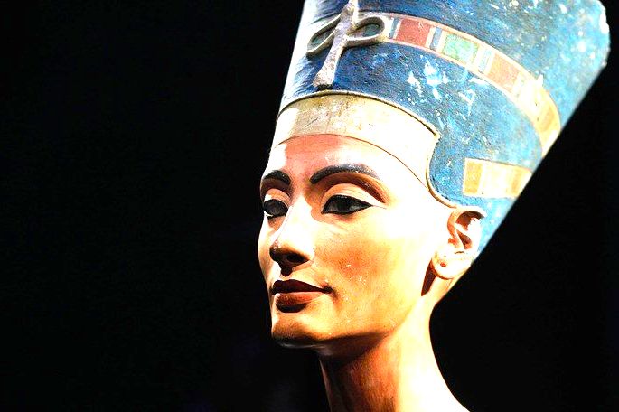 Busto de Nefertiti, criado pelo escultor Tutemés