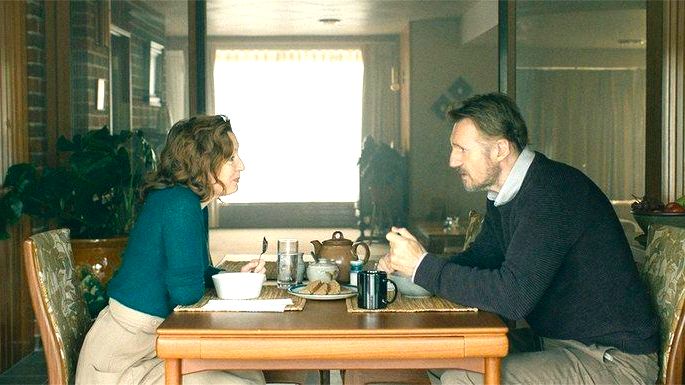 casal sentando na mesa, tomando o café da manhã, frente a frente.
