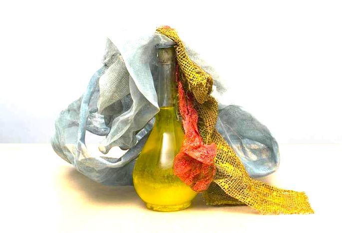 obra de Hélio Oiticica exibe recipiente de vidro com água amarela e tecidos vermelho e azul