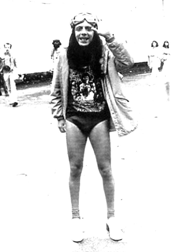 fotografia de Hélio Oiticica vestindo sunga e óculos de mergulho na rua