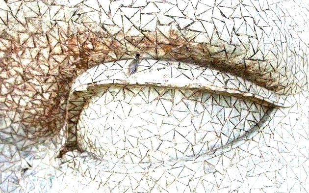 Os pequenos triângulos - chamados de tesselas - tem como objetivo proteger a estrutura de concreto armado.