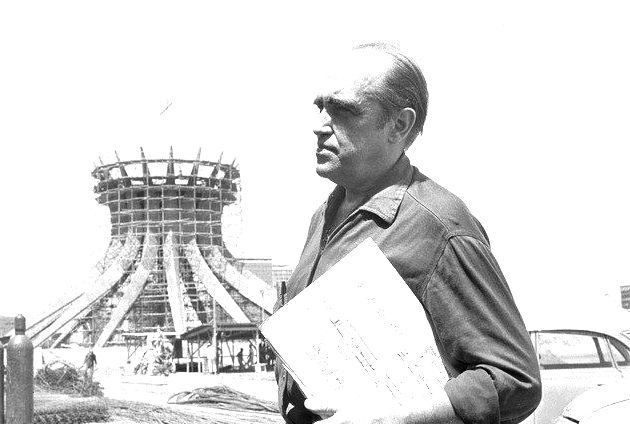 Niemeyer durante a construção da igreja.