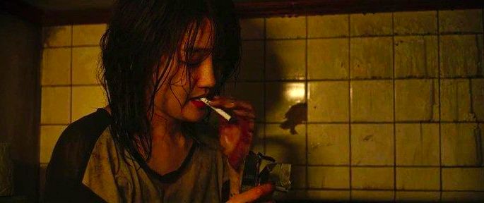 Frame de Parasita:  Ki-jeong fumando no meio da inundação