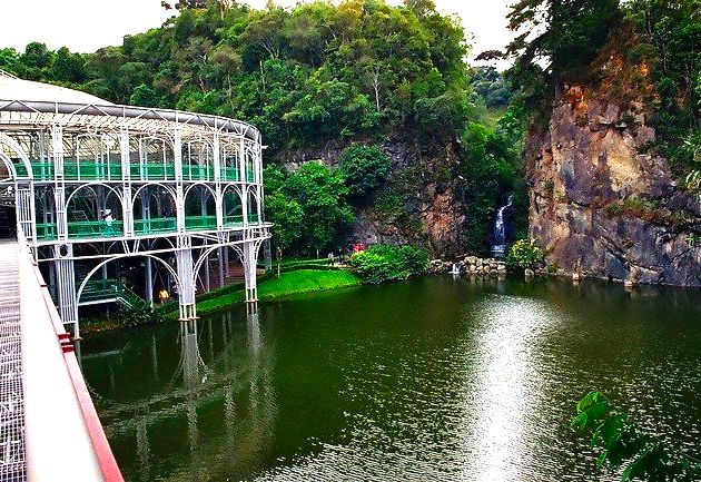 O projeto de arquitetura tira proveito da paisagem ao redor.