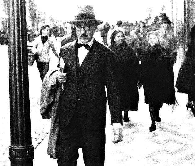 Retrato de Fernando Pessoa caminhando nas ruas de Lisboa.