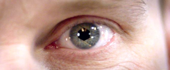 Olho humano que na pupila tem uma ferramenta mecânica (olho de uma inteligência artificial)