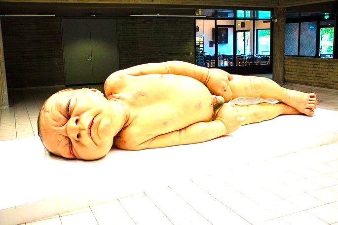 escultura de recém-nascido gigante, de Ron Mueck