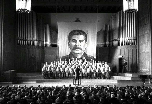 Espetáculo da companhia com propaganda stalinista