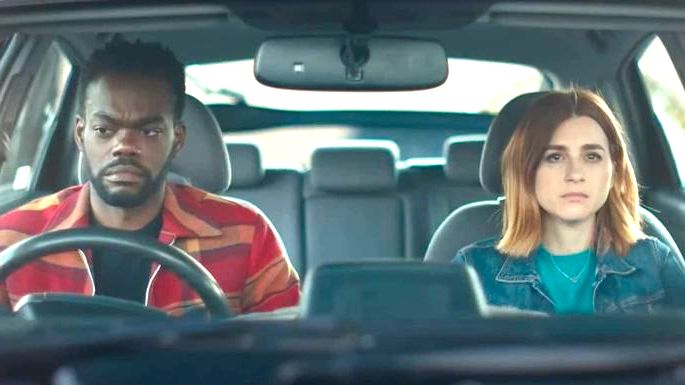 Homem e mulher no carro, com expressões tristes.