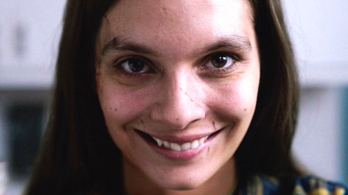 Mulher sorrindo com expressão assustadora