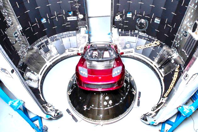 Imagem do interior da Falcon Heavy que carrega um tesla roadster com loop infinito de Space Oddity.