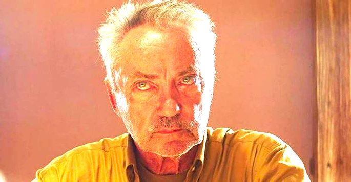 O ator alemão Udo Kier interpreta Michel, um americano perverso em Bacurau