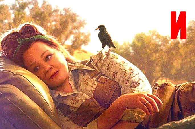 cena de filme Um ninho para dois mostra mulher deitada com passarinho pousado em seu ombro